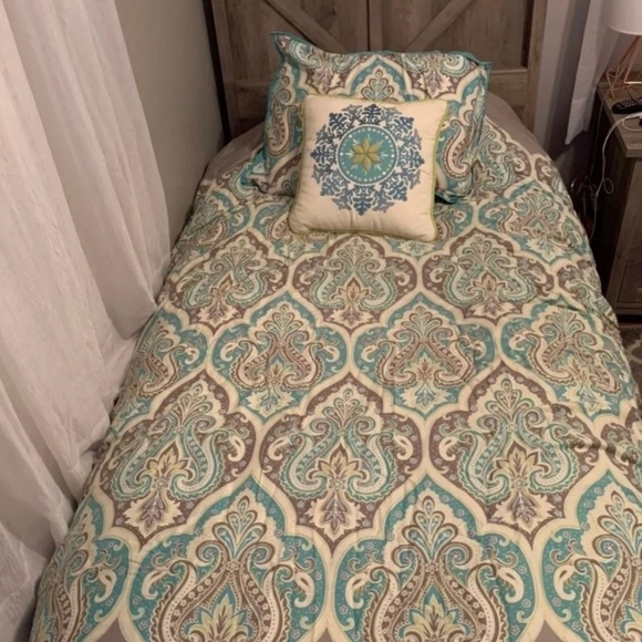 Madison Park Twin/Twin XL Comforter Set - Picture 2 of 4